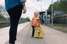 Walizka na kółkach dla dzieci żółta akcesoria podróż zabawka wyprawka Pippi MICKI