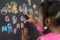Drewniane magnetyczne literki i obrazki edukacyjna zabawka dla dzieci Bluey MICKI