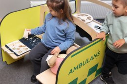 Drewniany ambulans meble dla dzieci wyposażenie auto karetka zabawka Micki MICKI