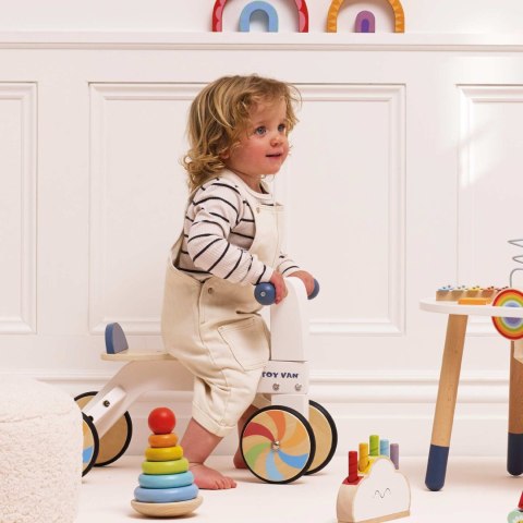 Tęczowy pierwszy jeździk, drewniana zabawka na kołach dla dzieci Le Toy Van Le Toy Van