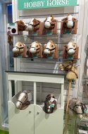 Holly Hobby Horse koń na pasku z ogonem beige
